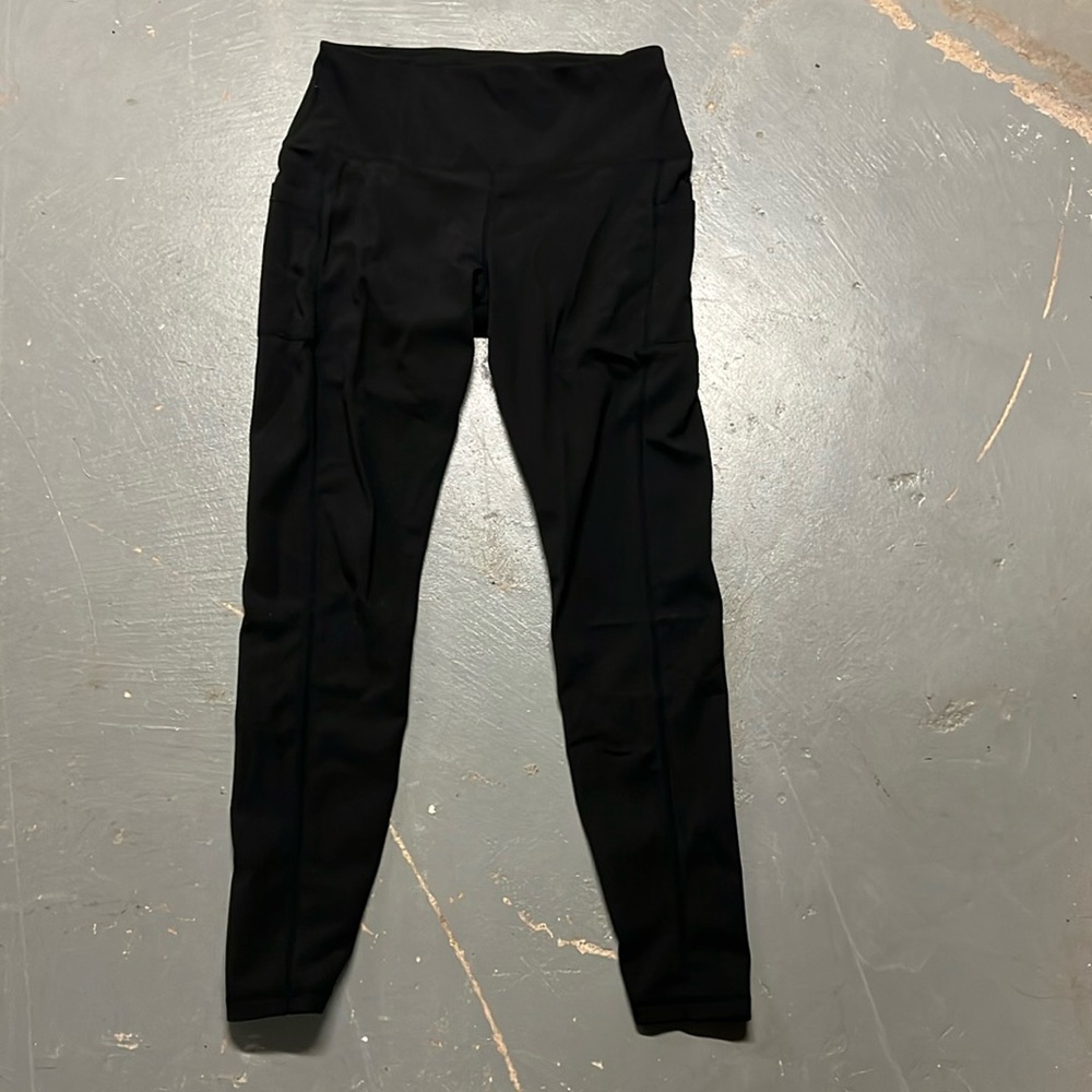 Black leggings, medium